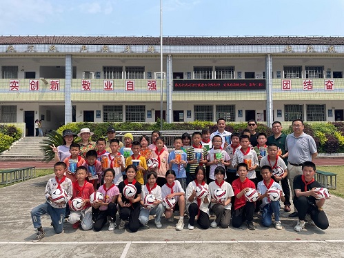 武陵区紫菱小学：慰问有真情 支教显担当