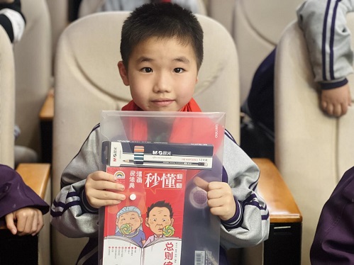 武陵区紫菱小学：学习宪法 做文明小学生
