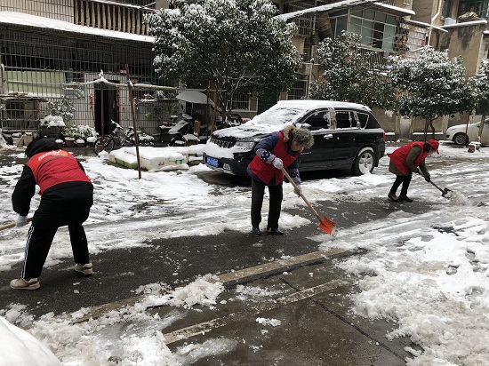 【迎戰(zhàn)冰雪 愛在寒冬 岳塘在行動】葩金社區(qū)吹響迎戰(zhàn)冰雪集結(jié)號