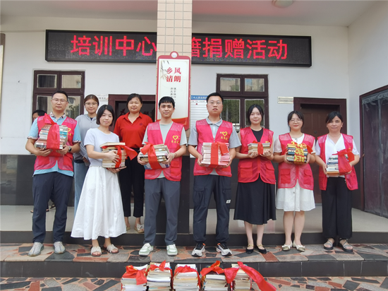 湖南省煙草職工培訓(xùn)中心捐贈書籍?助力和平村農(nóng)家書屋改革創(chuàng)新