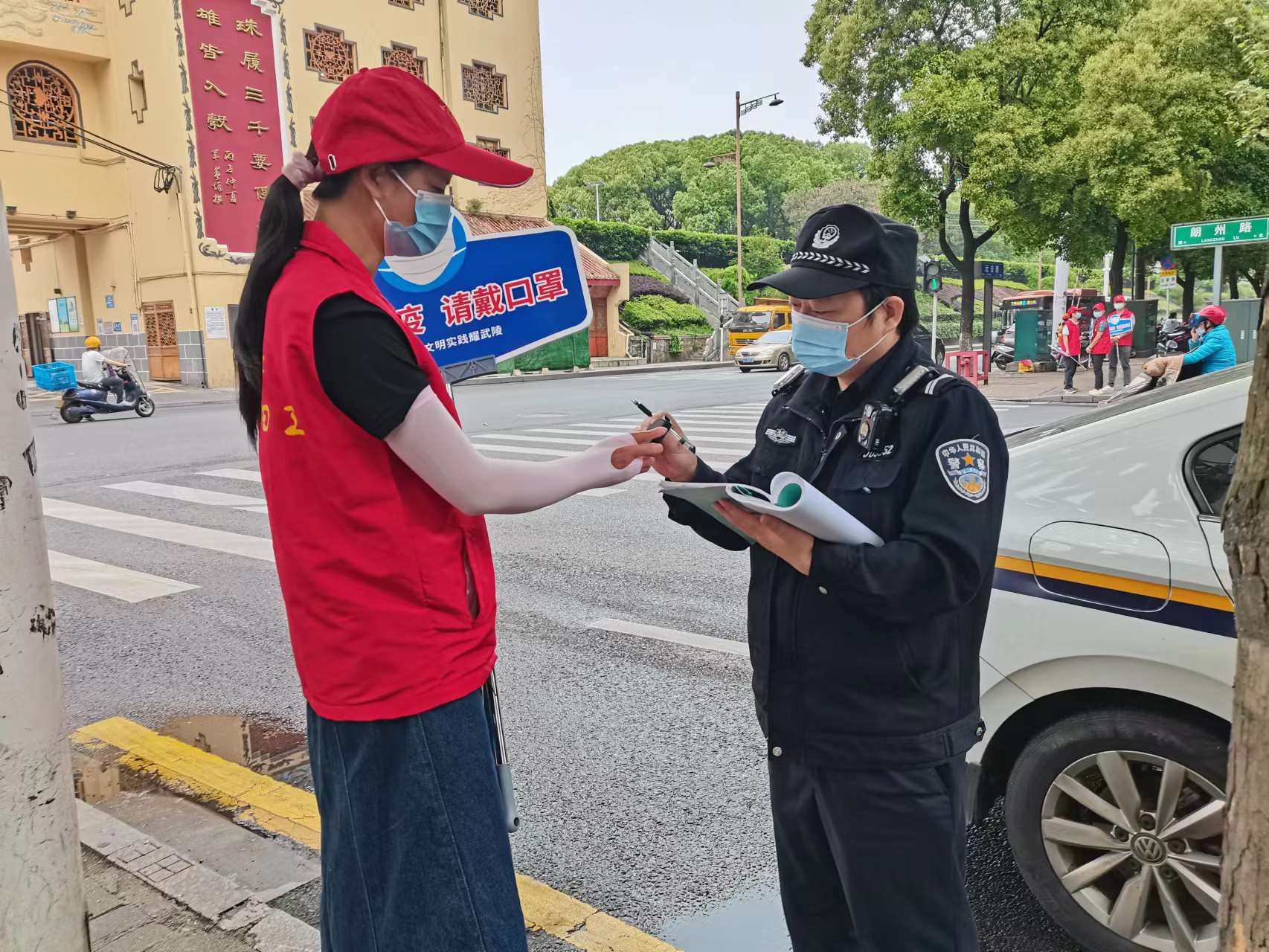 新时代文明实践耀武陵丨防疫志愿者捡到钱包，拾金不昧交给警察