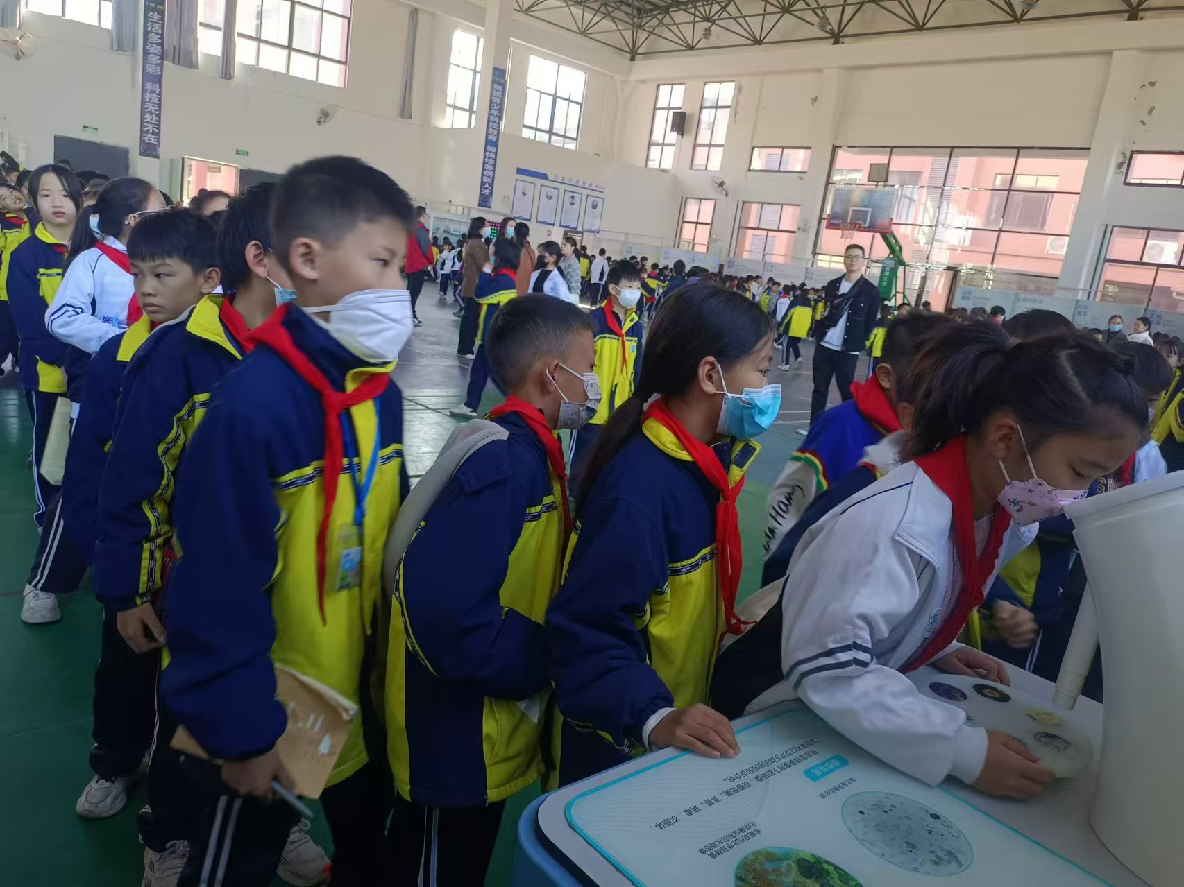 临武三中七千余名学子探秘中国流动科技馆