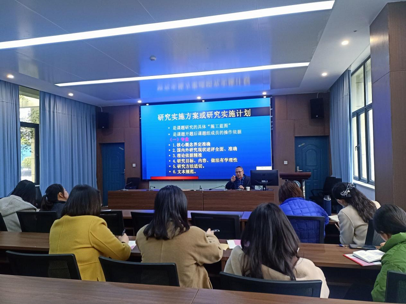武陵区第五小学开展课题组培训会