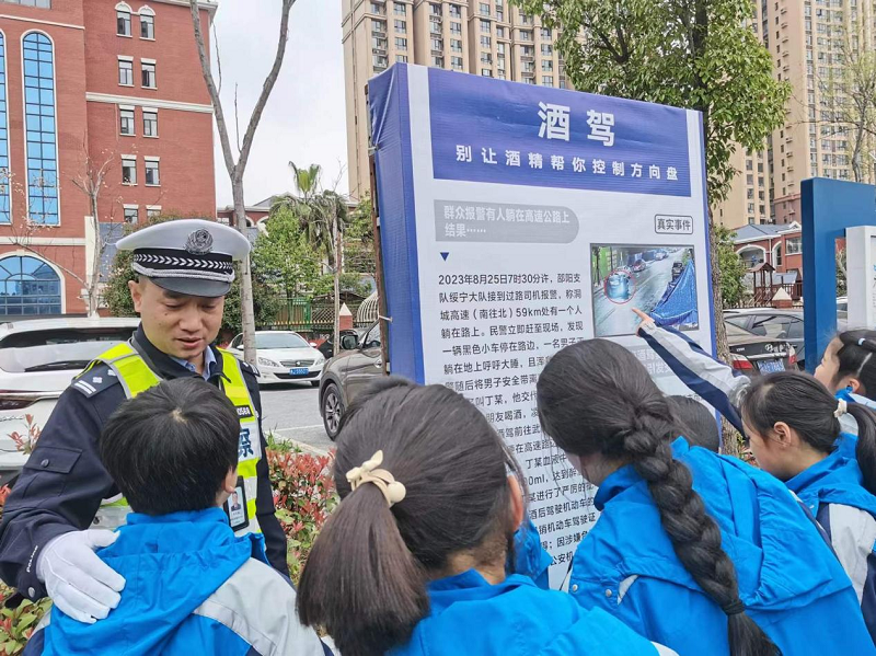武陵区第五小学到交警四大队开展交通安全教育活动