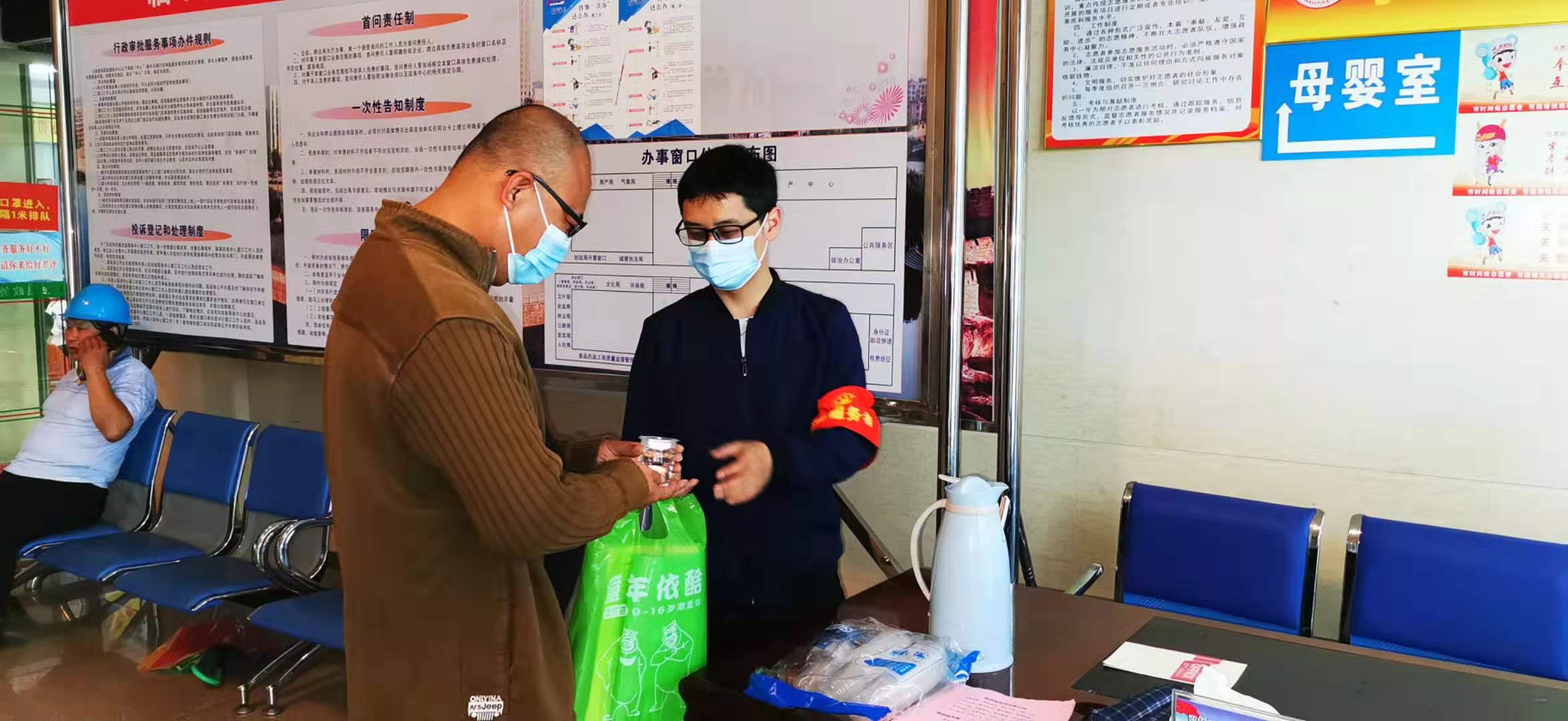 我为群众办实事 | 县政务服务中心志愿服务在行动
