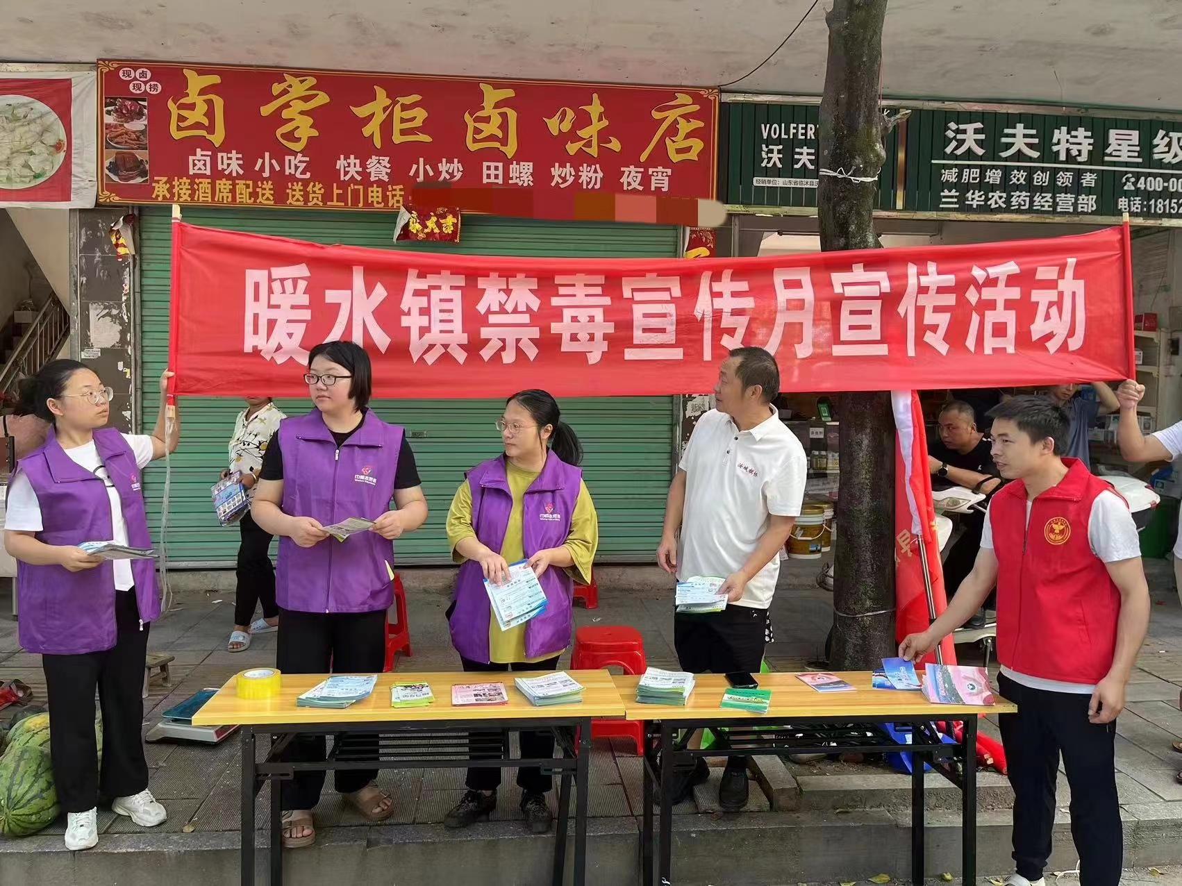 暖水镇闹市“零距离”禁毒宣传