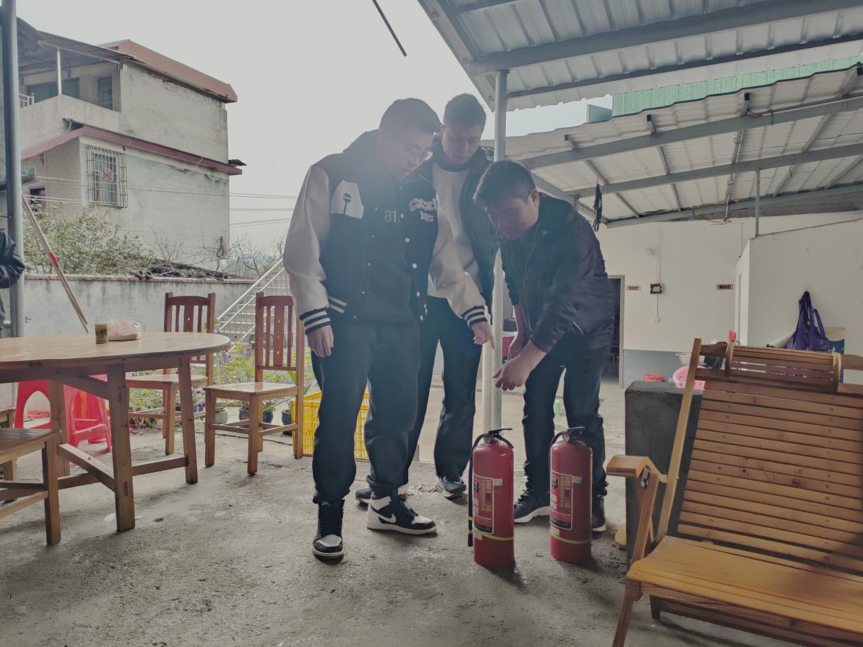 花塘乡开展“九小场所”消防安全检查