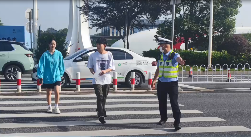 视频｜雨湖交警为高考护航！