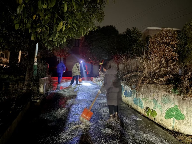 昭山镇昭山村开展“道路除雪总动员，为民扫出安全路”应急行动