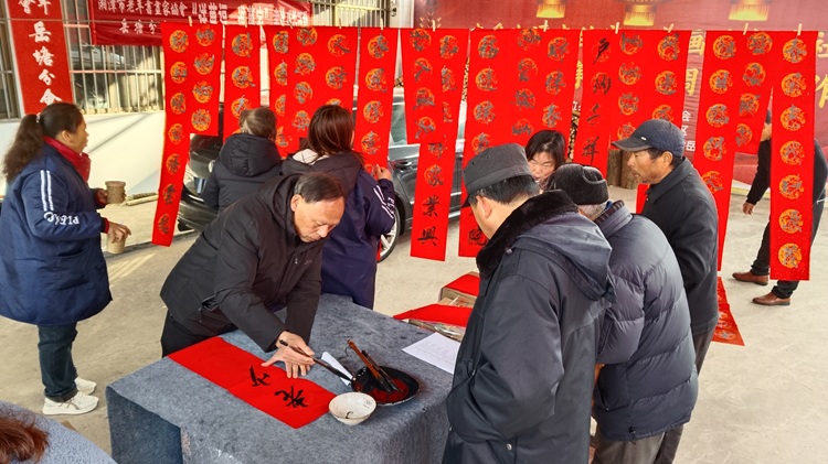 “我愛湘潭我的家”——昭山鎮(zhèn)路口社區(qū)“粥暖臘八·墨香迎春”鄰里節(jié)日溫情開啟