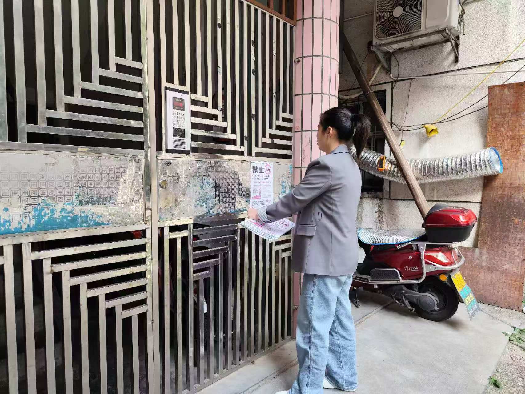 武陵区丹阳街道金桥社区开展电动车充电安全宣传活动