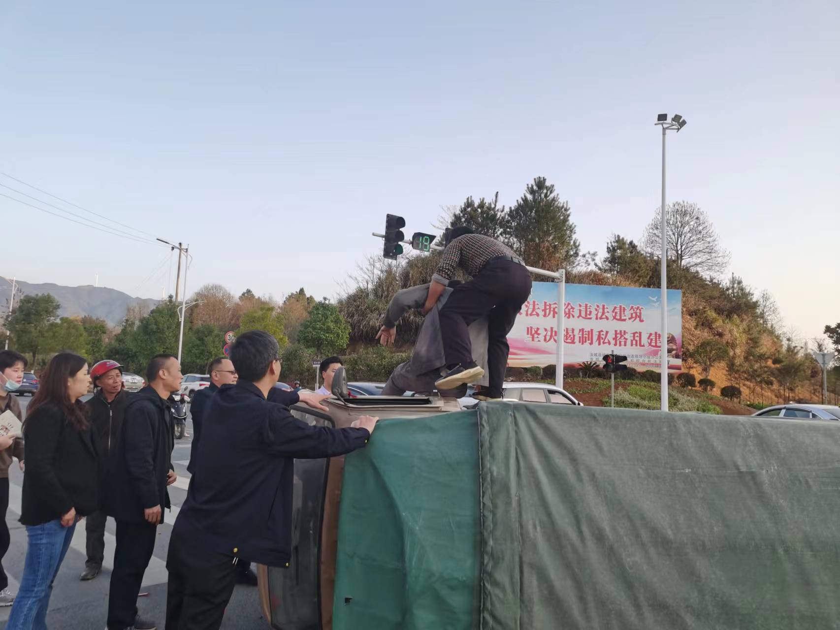 三轮车侧翻老人被困 园林人见义勇为破窗救人