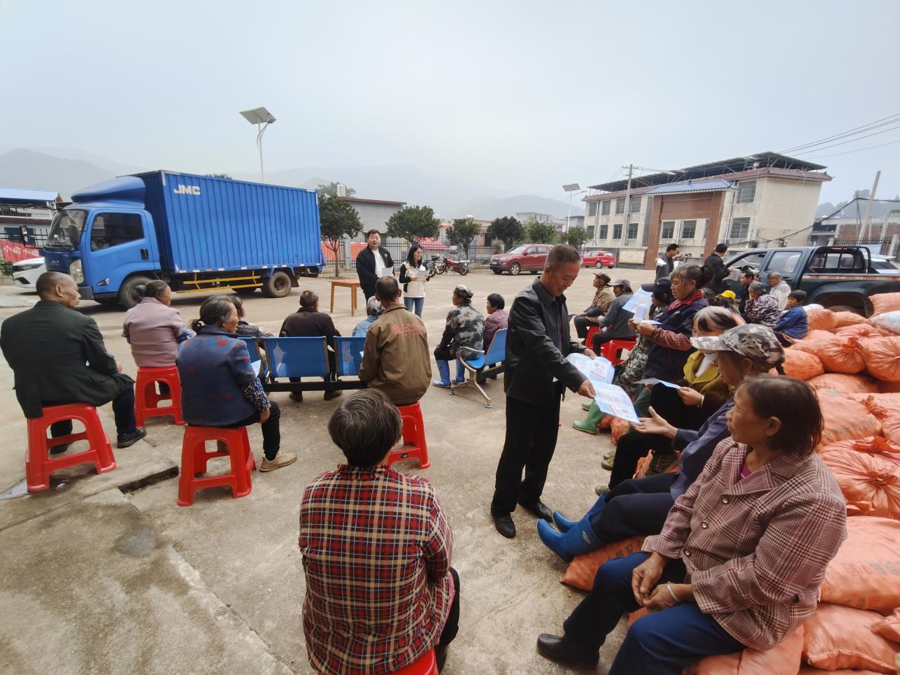 香花镇：积极宣讲政策 共筑健康防线  