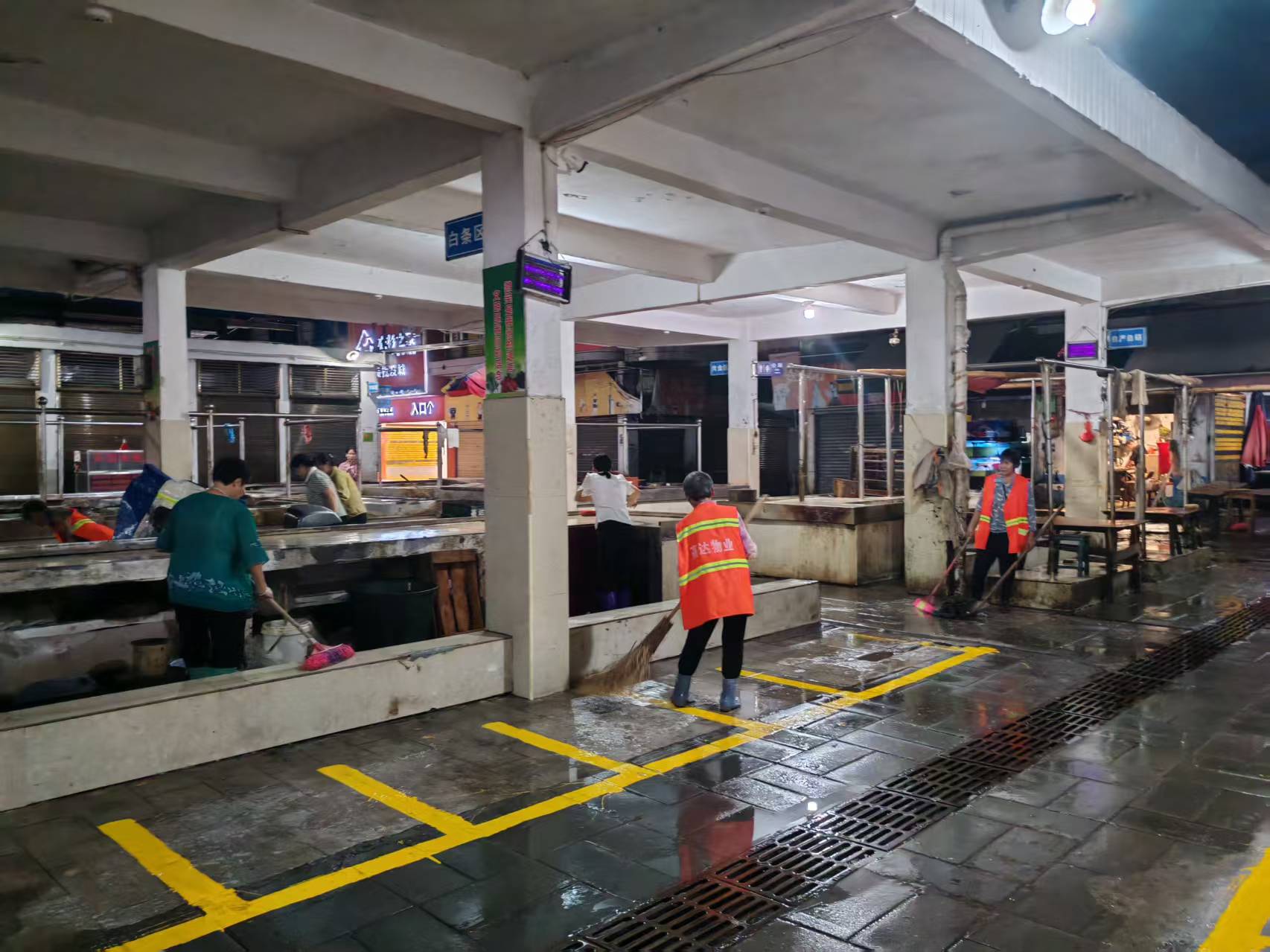 临武县市场服务中心：清积水除蚊源 筑牢农贸市场健康防线