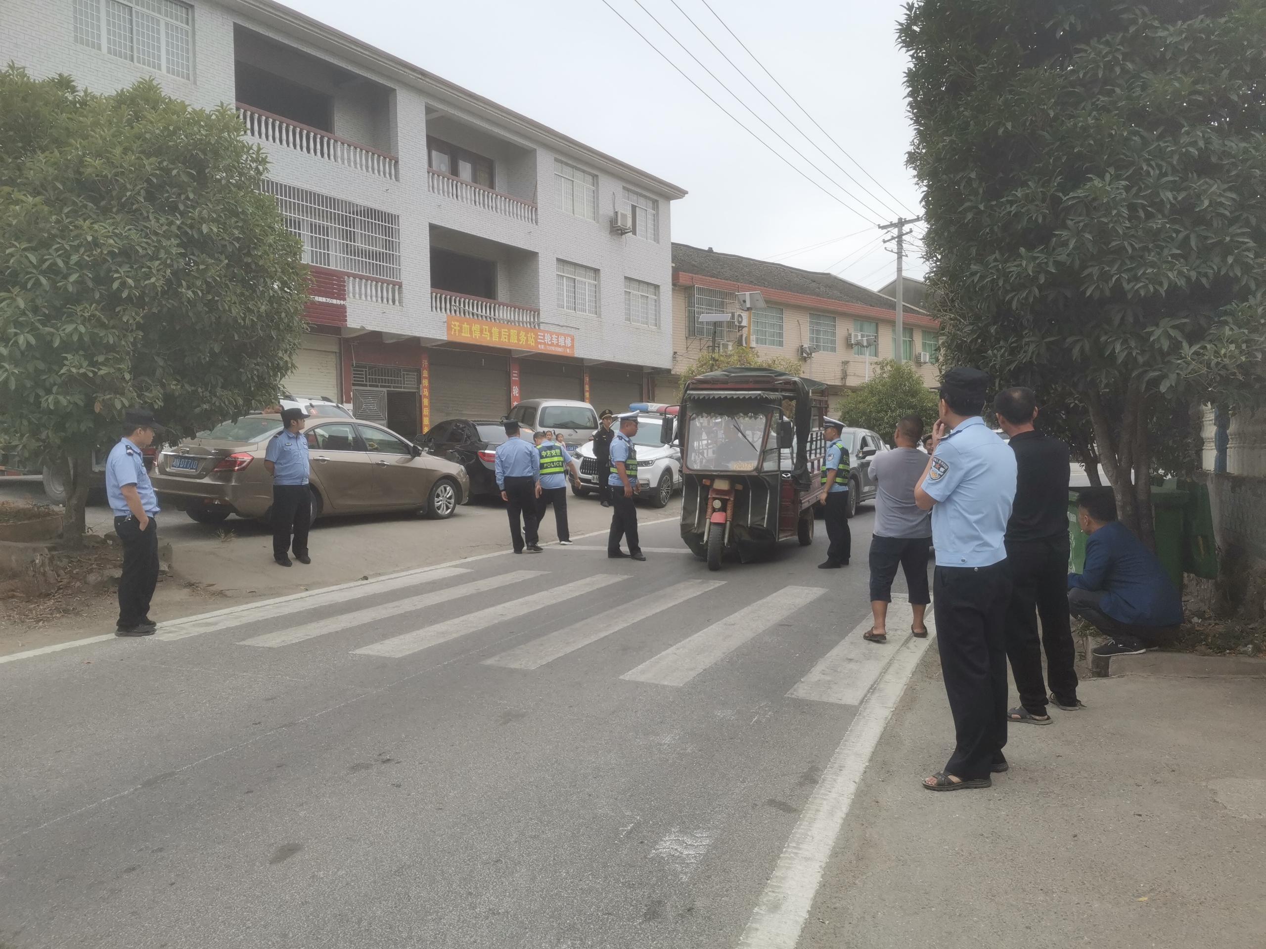 中方：多部门联合深入桐木镇中学开展护学活动