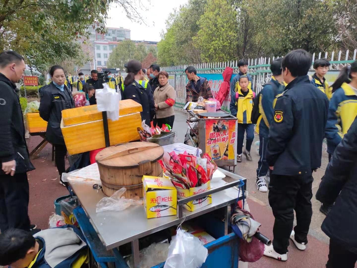 图集  | 县城管局：净校园环境 护学子安全