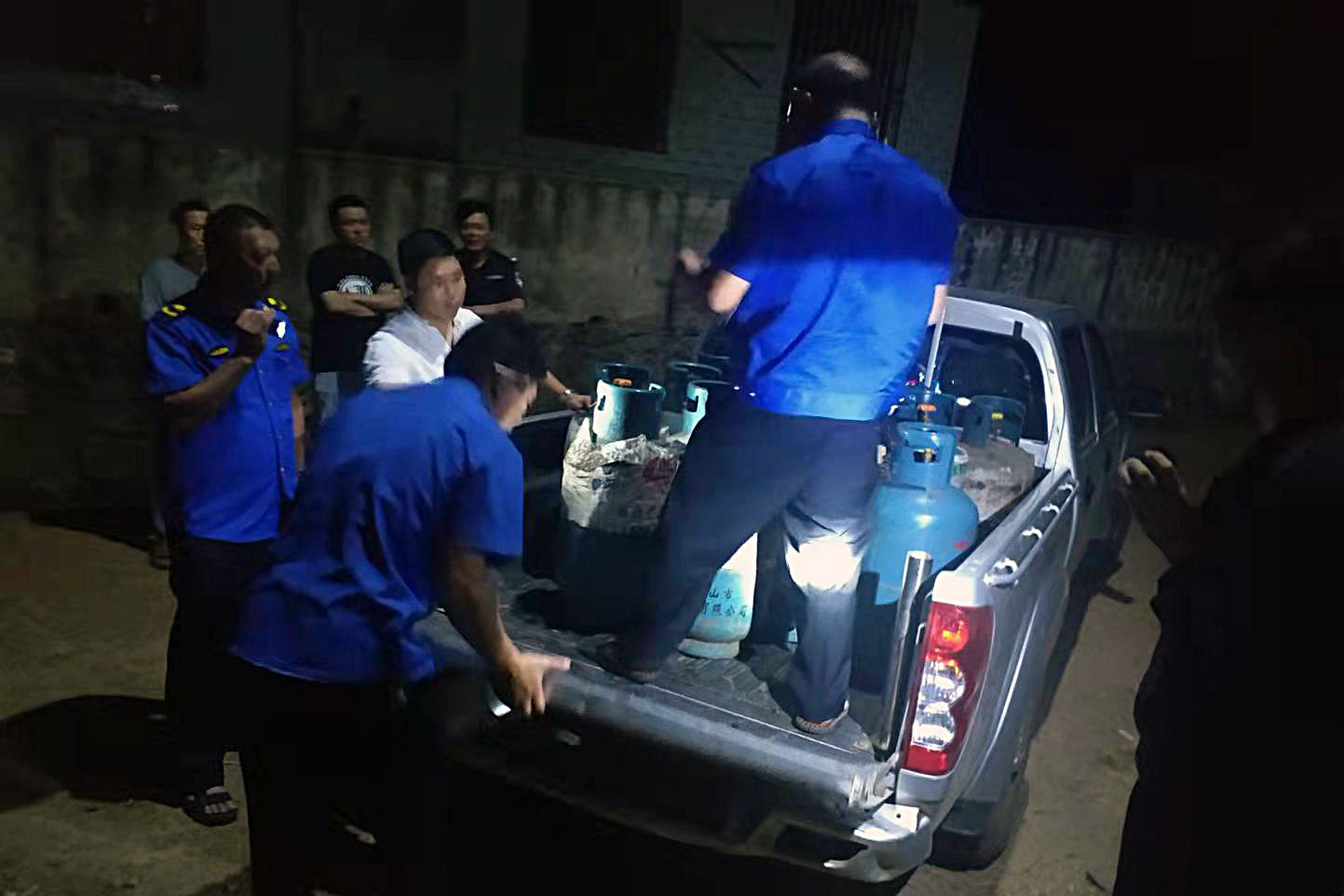 县城管局夜查一起非法储存瓶装液化气案