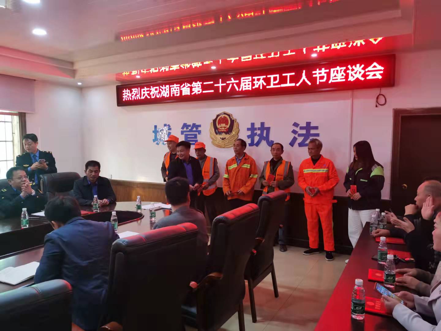 县城管局：环卫工人节 致敬“美容师”