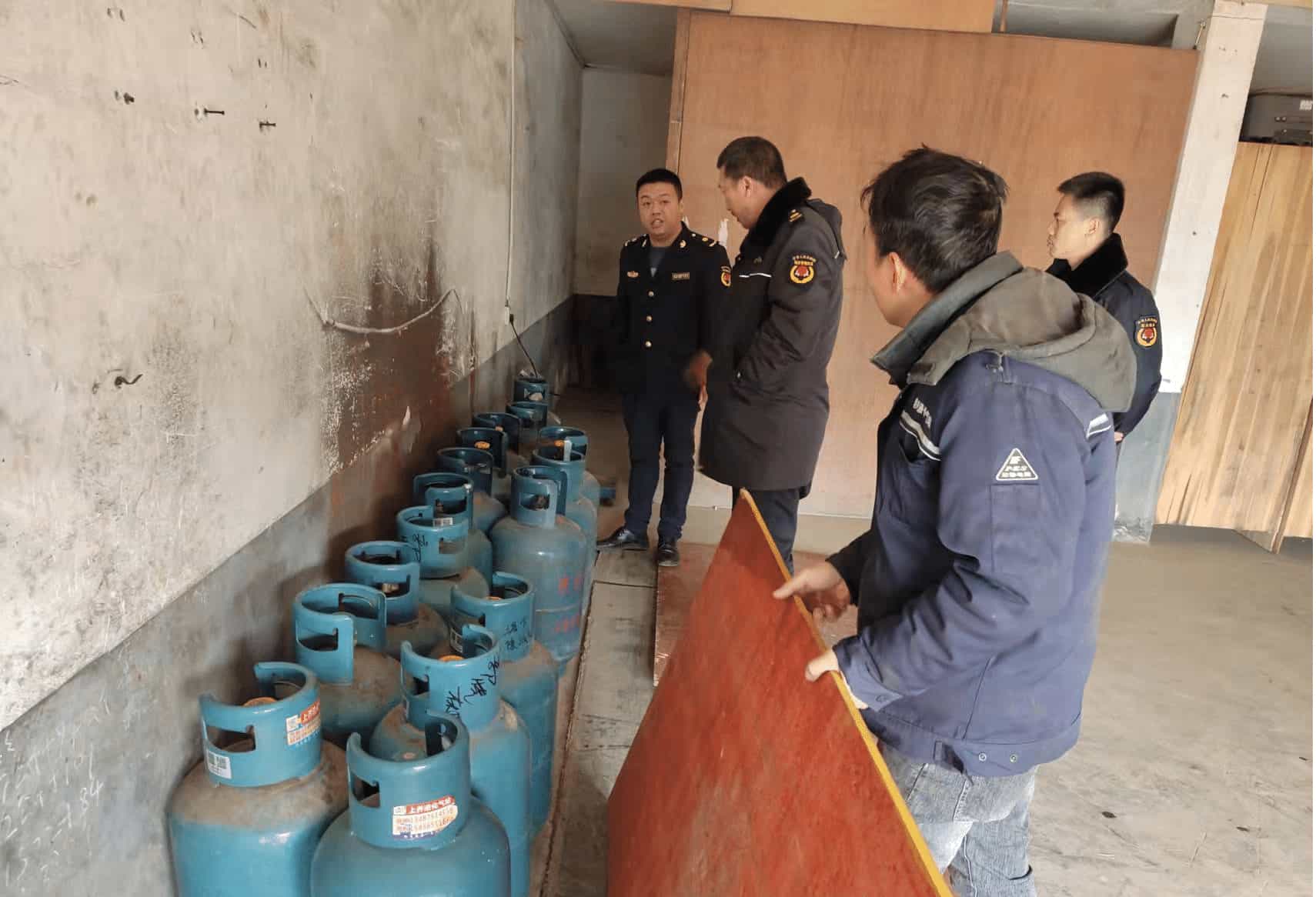 县城管执法局查处一起非法储存液化气案