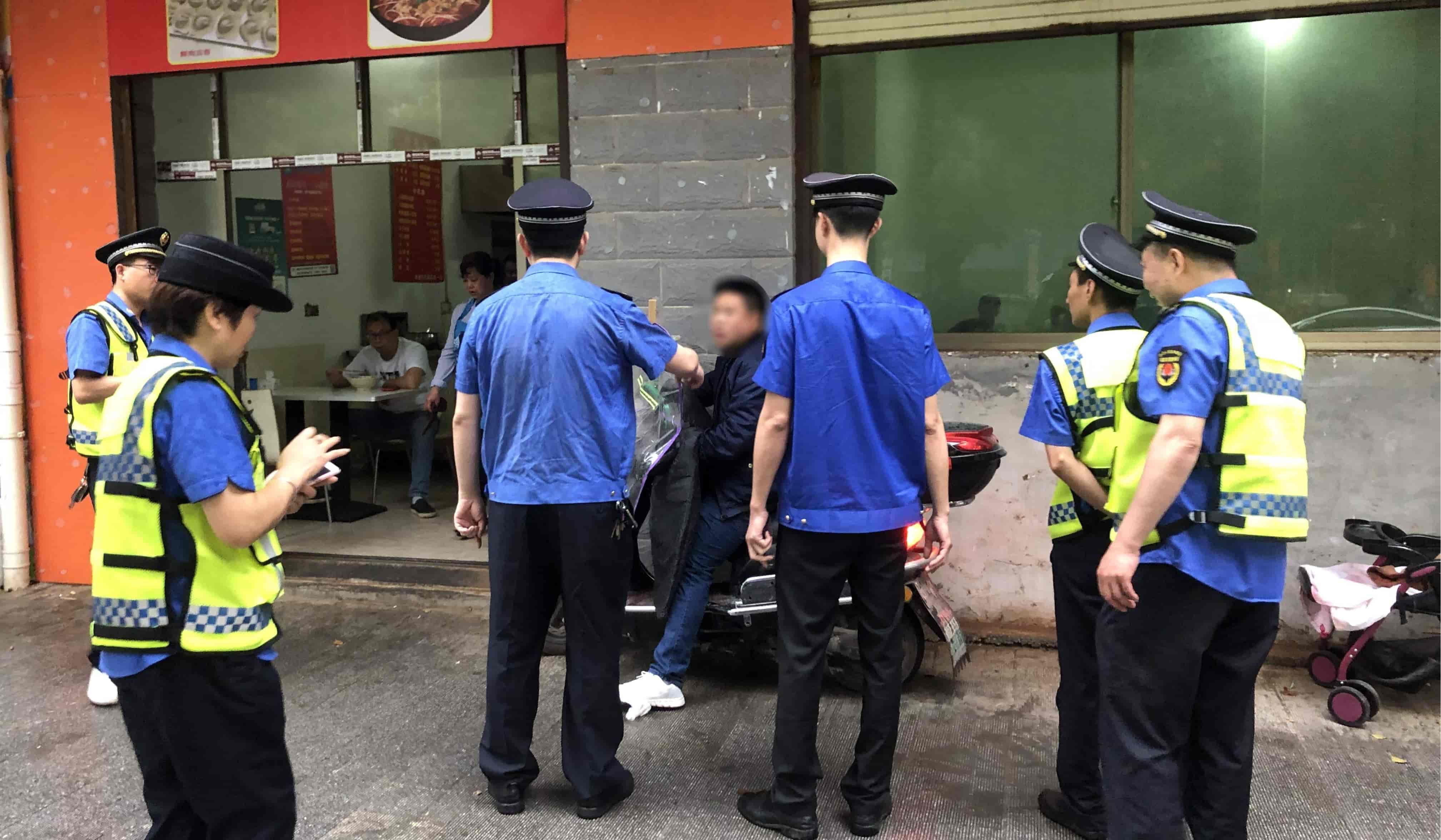 县城管执法局整治全城车辆乱停乱放行为