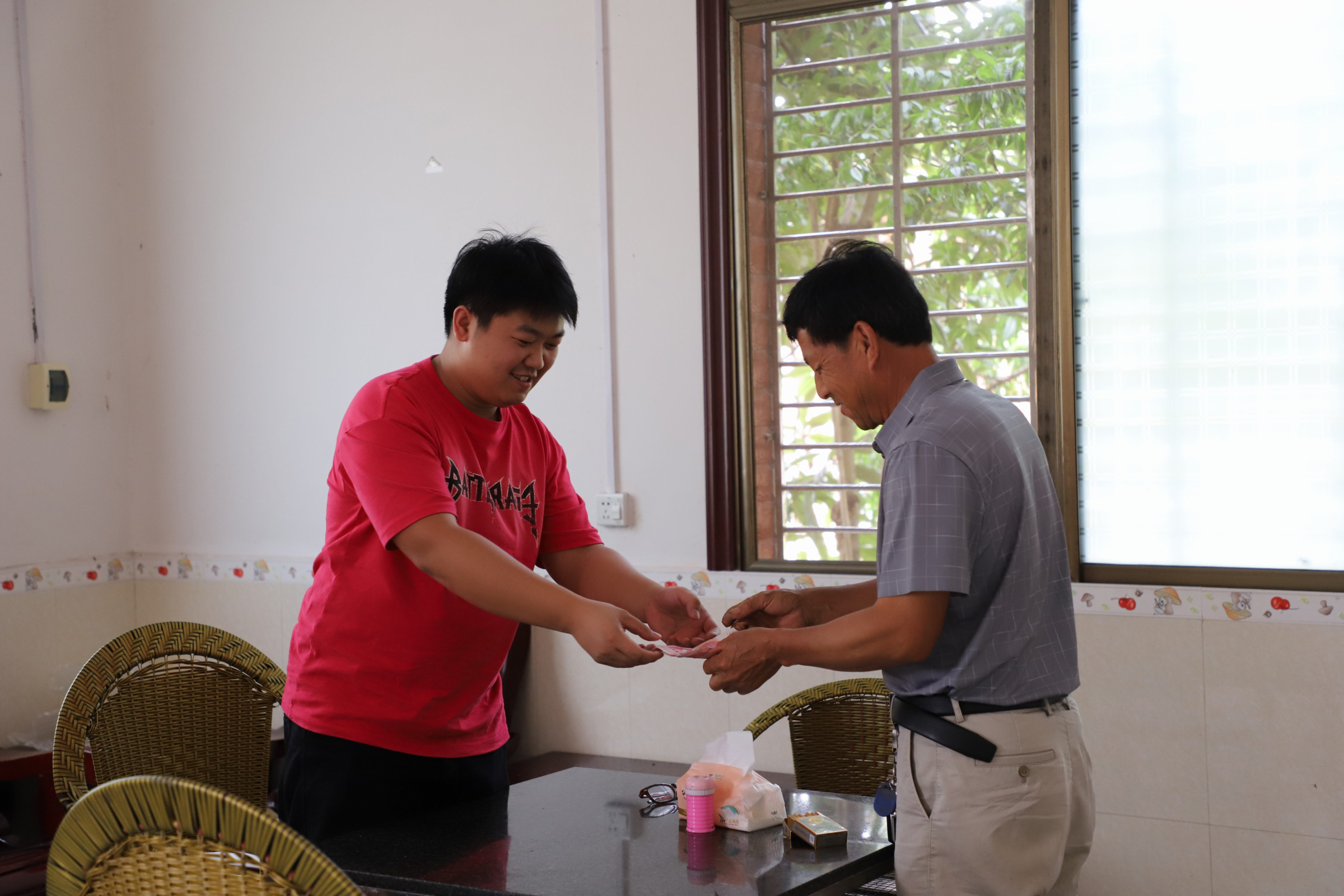 蓝山县城投环保建材有限公司走访慰问退休员工