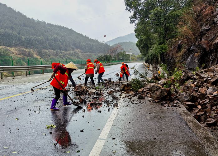 蓝山：应对汛期道路安全畅通