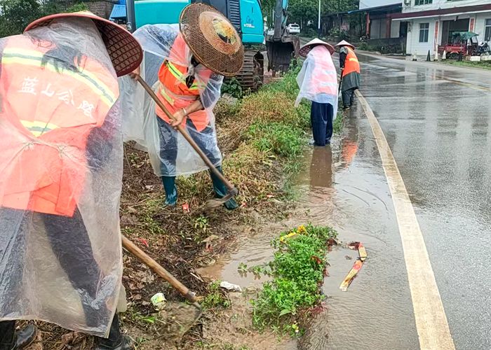 蓝山：公路部门积极应对持续降雨保畅通