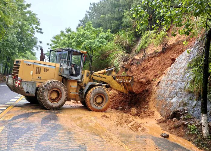 蓝山：公路部门全力应对强降雨天气保道路安全通行