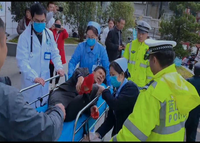 蓝山县春运协调组与交管部门联动15分钟开辟生命通道急救重伤村民