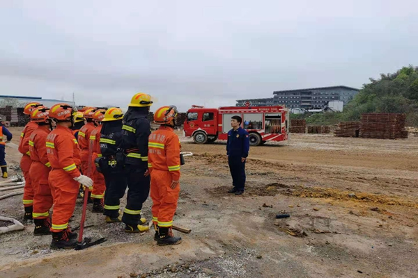 岳塘区消防救援大队开展森林灭火救援训练