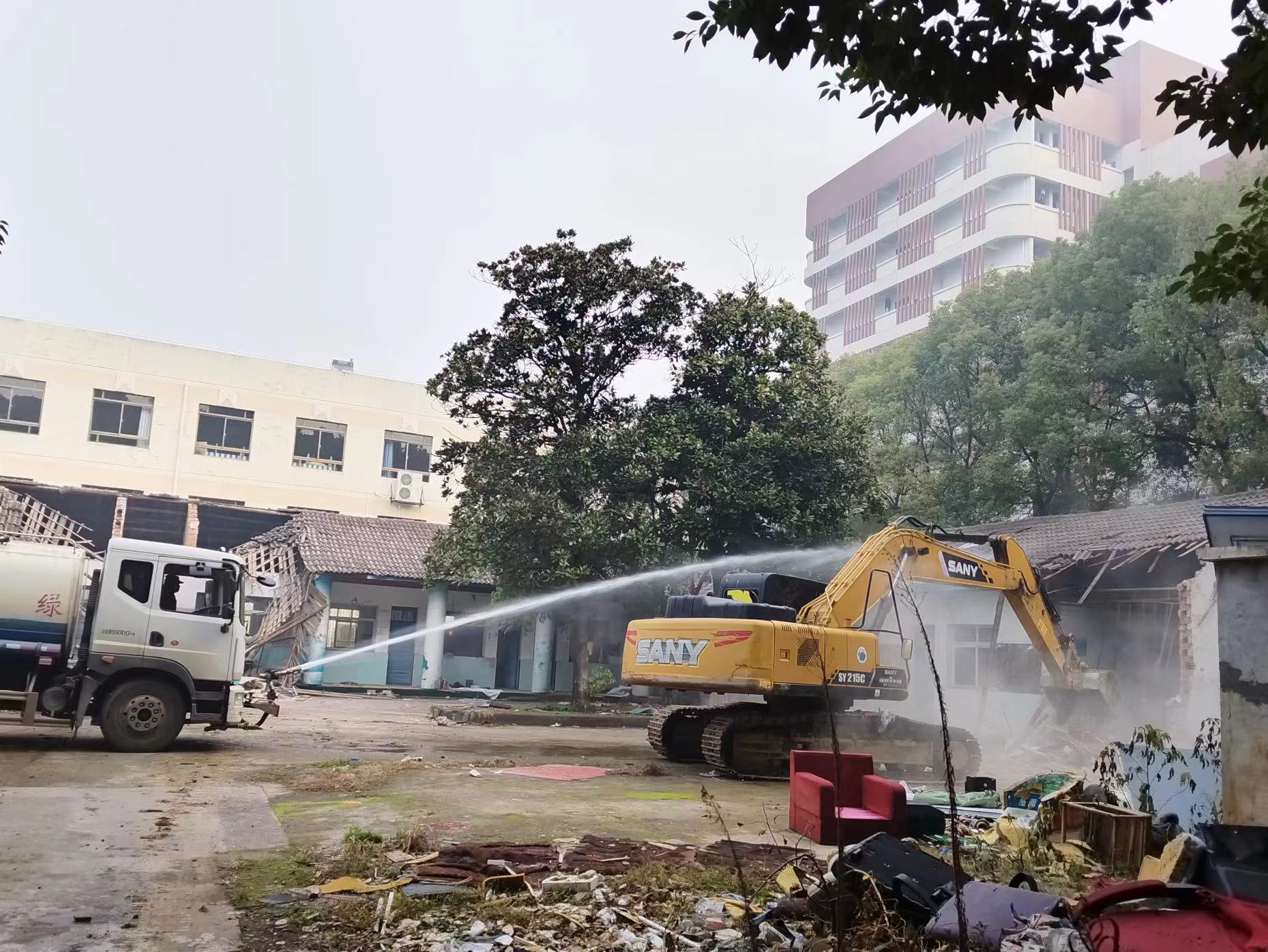 白马湖街道拆除老旧危房 筑牢安全防线
