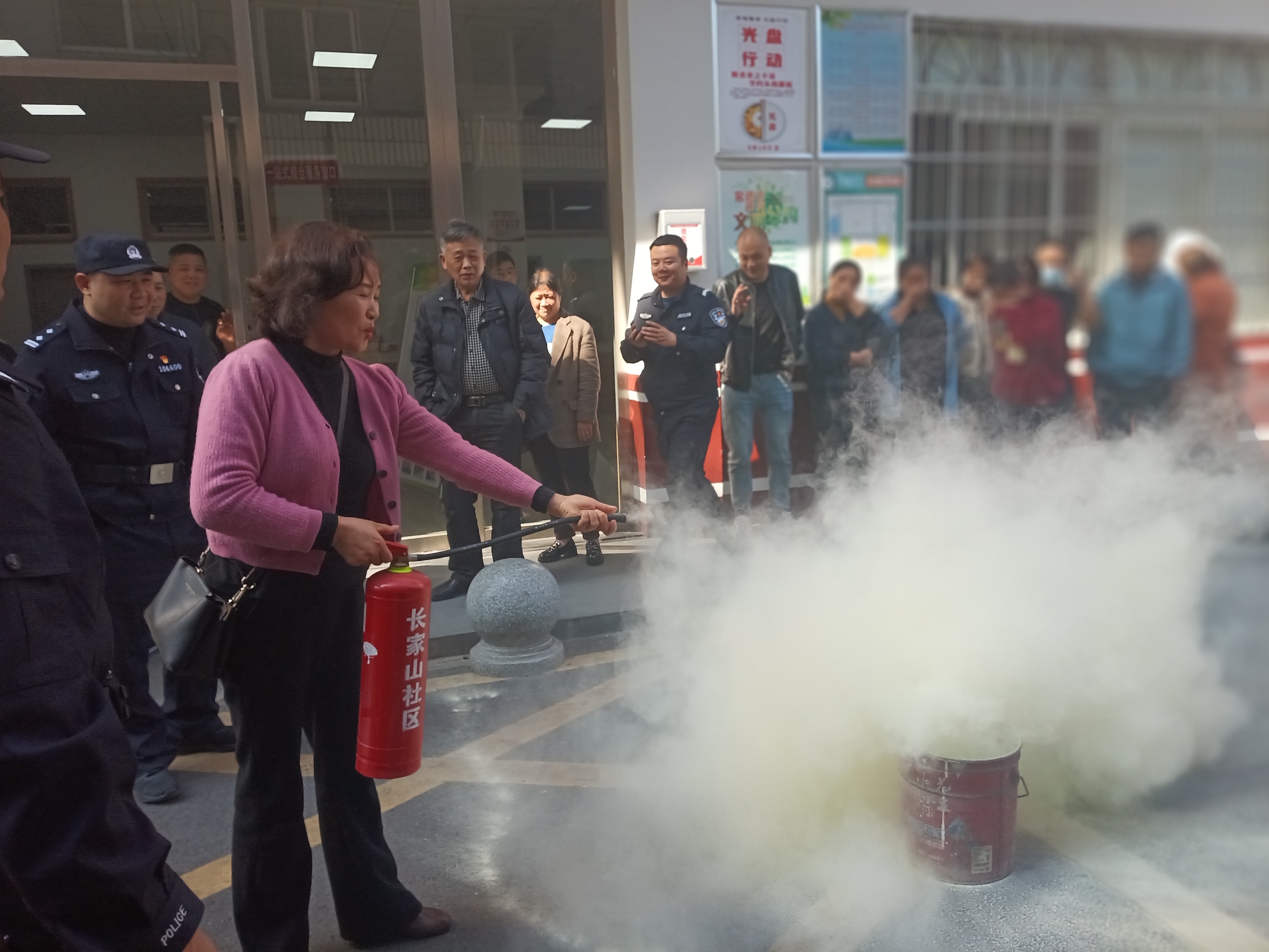 白马湖街道长家山社区开展治安管理及消防培训活动
