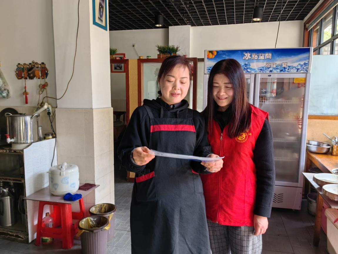 白马湖街道临江路社区开展春季食品安全与垃圾分类宣传活动