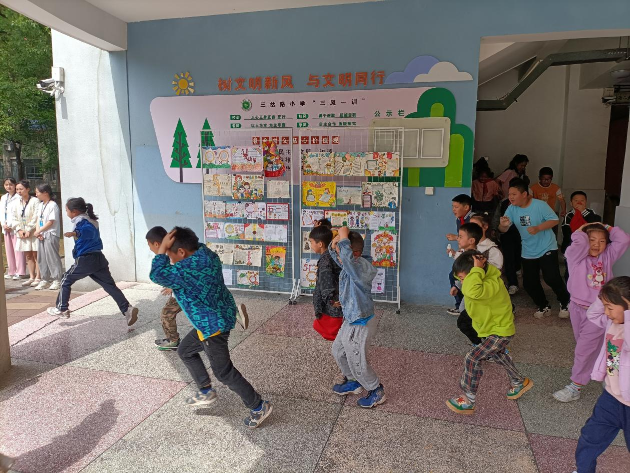 新时代文明耀武陵|长家山社区联合三岔路小学开展“防震减灾”安全演练活动