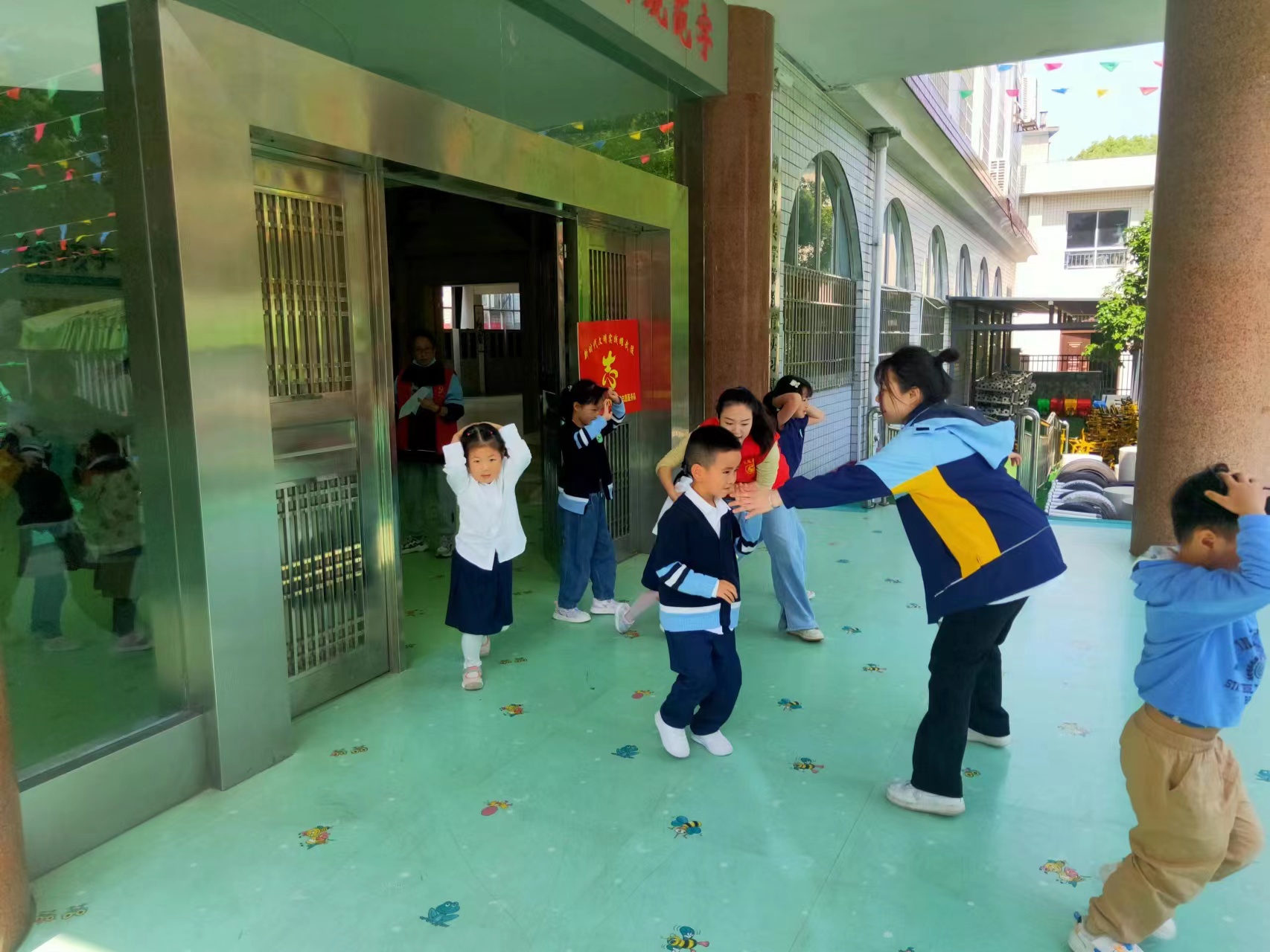 白马湖街道西堤社区开展防震减灾演练活动