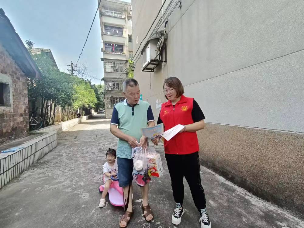 白马湖街道临江路社区开展防范非法集资宣传活动