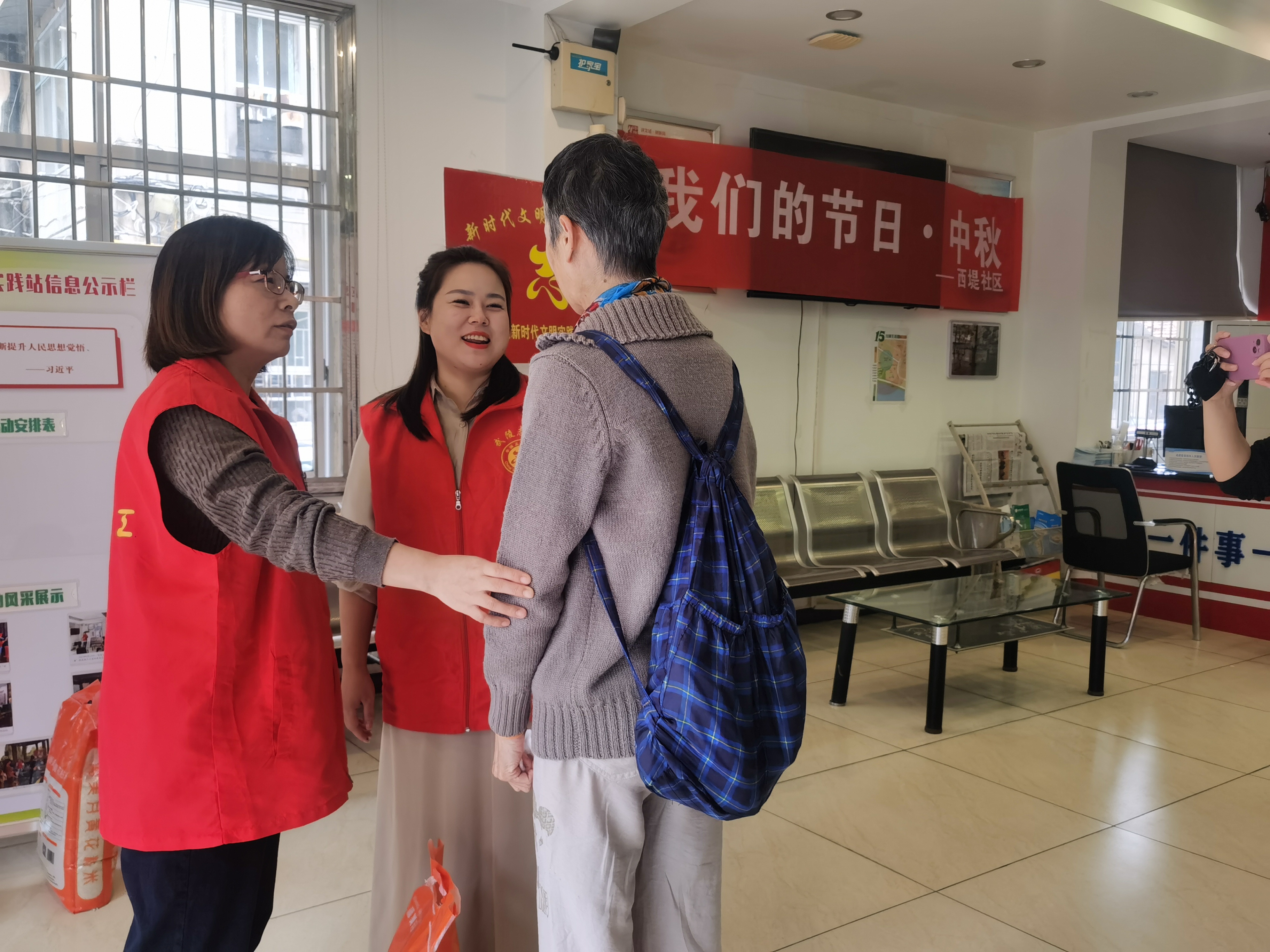 白马湖街道西堤社区开展中秋节慰问活动