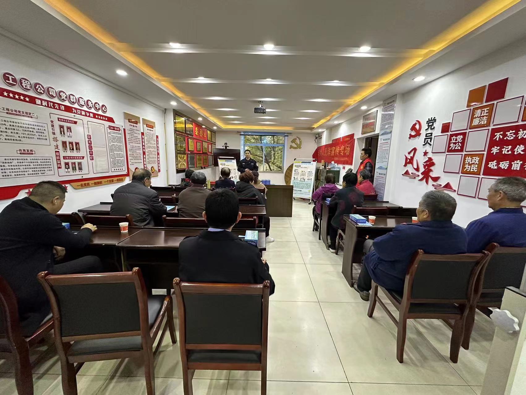 白马湖街道西堤社区开展防范和打击非法集资宣传活动