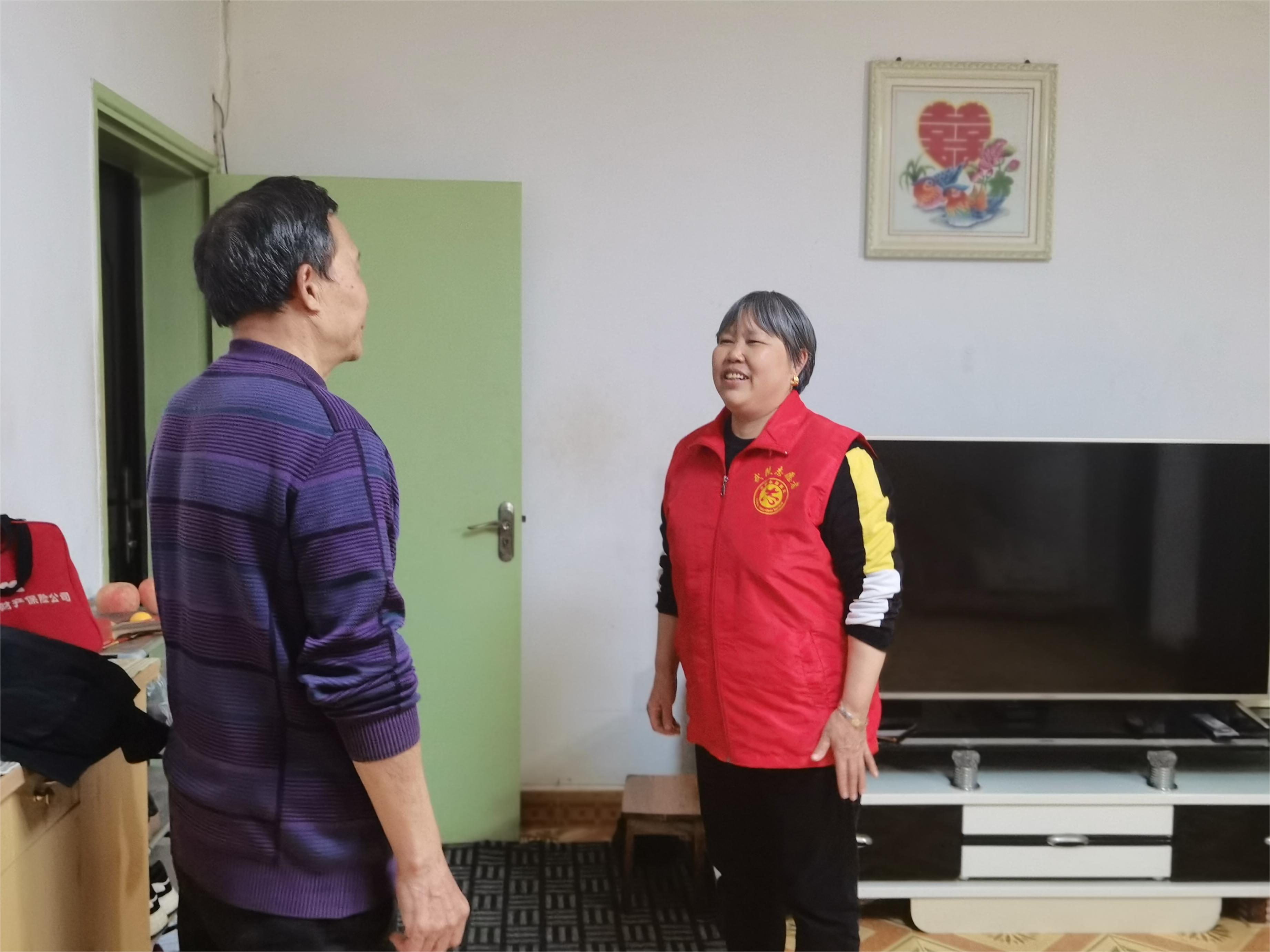 白马湖街道好人杨冬秀：无私奉献的小区卫士