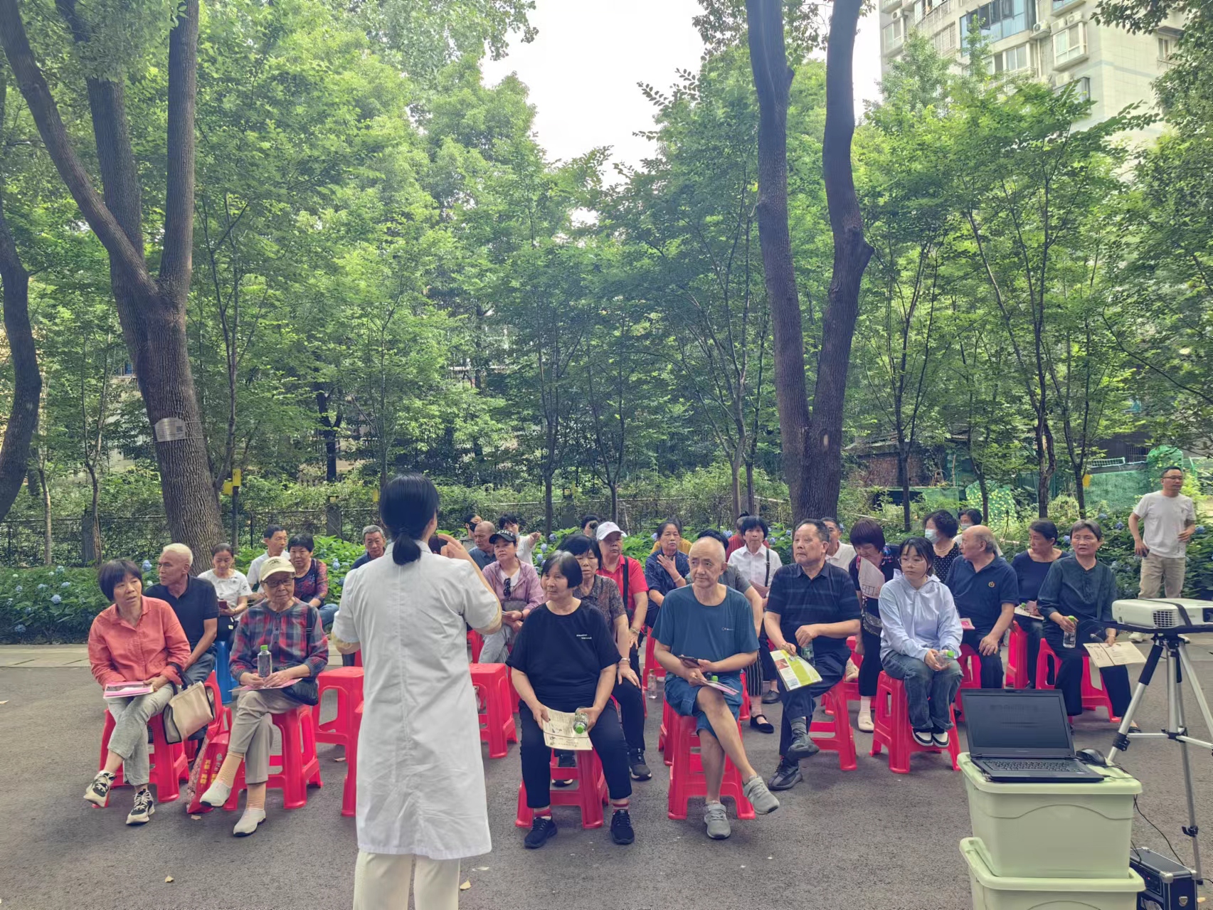 白马湖街道开展第37个世界无烟日健康咨询讲座