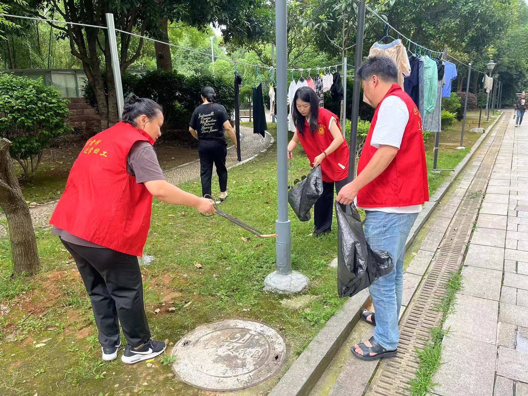 白马湖街道西堤社区开展世界环境日志愿服务活动
