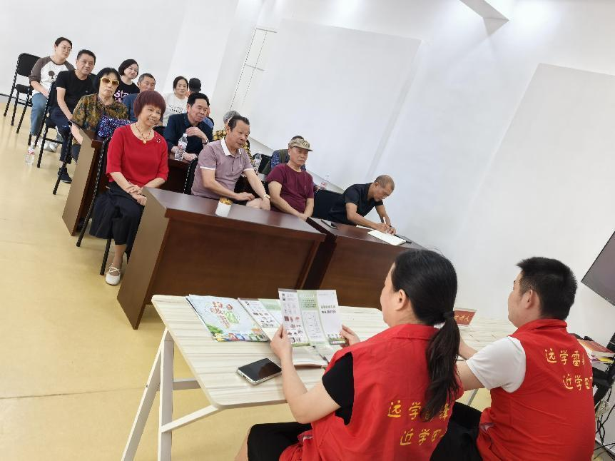 白马湖街道三角场社区开展垃圾分类和控违拆违宣传活动