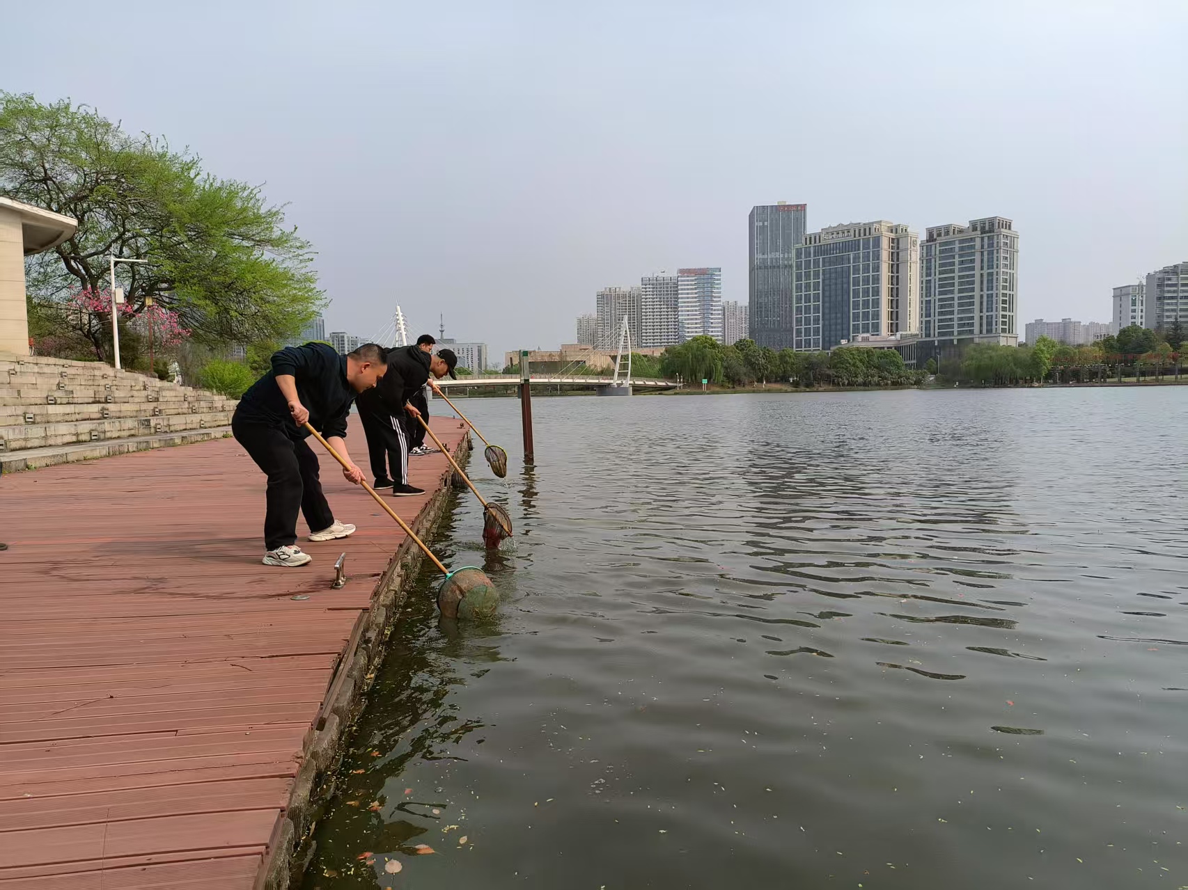 白马湖街道助力河道整治