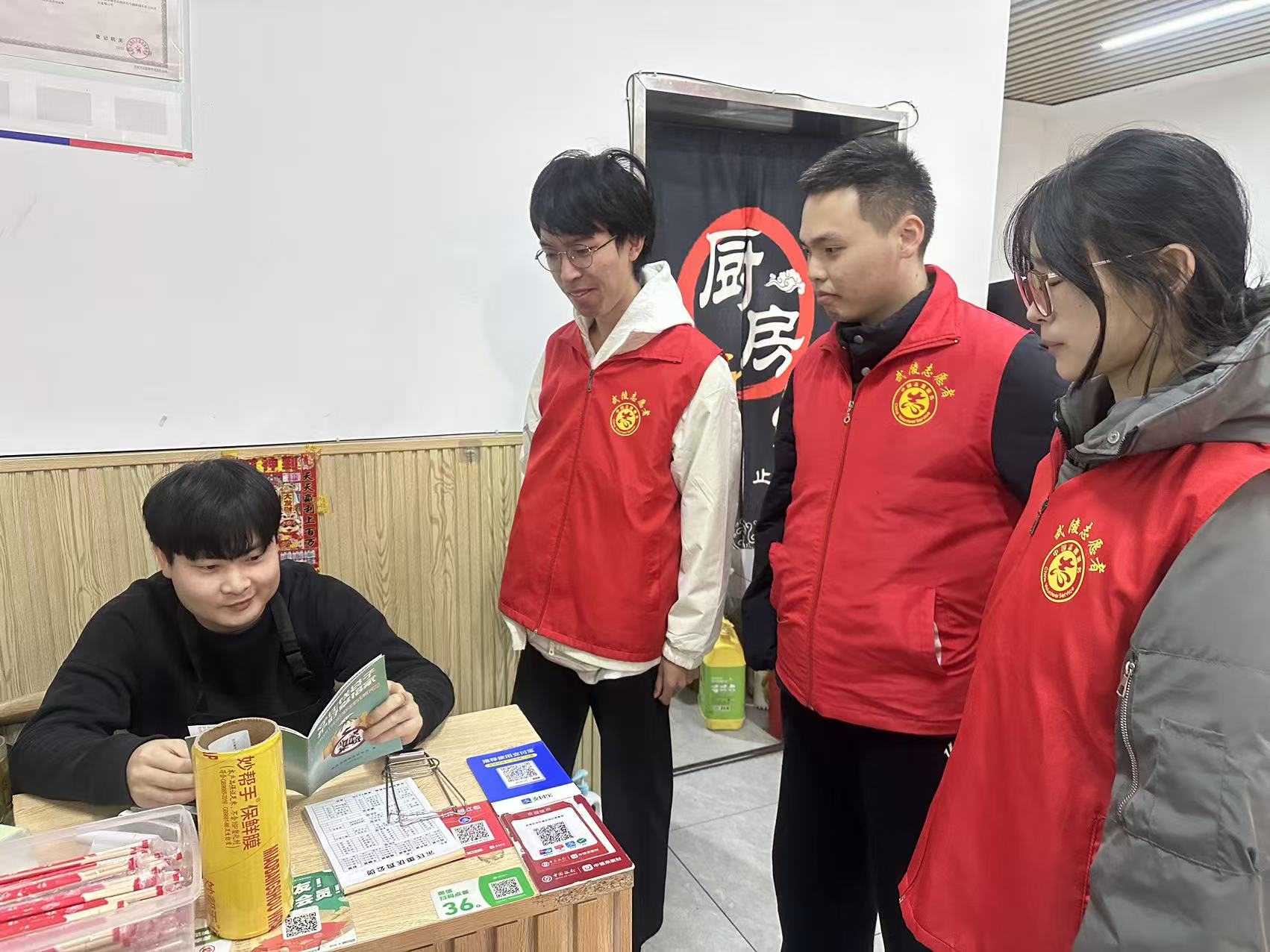 白马湖街道长家山社区联和大学生志愿者开展防范非法集资宣传