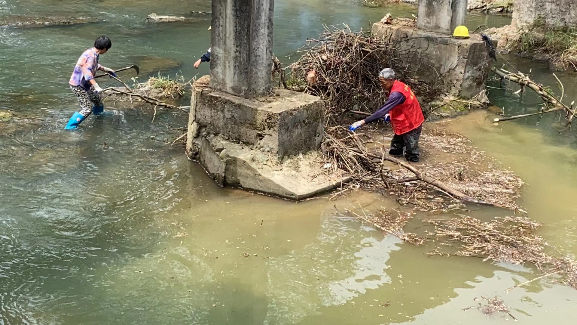 毛俊镇：扎实推进河道保洁工作 助力水清岸绿景美