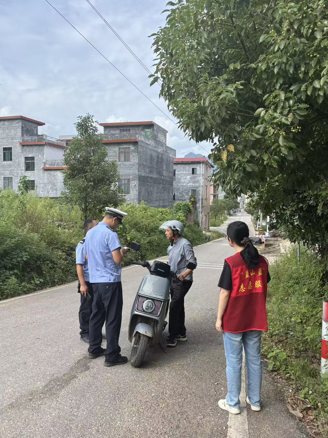 毛俊镇人大：联动开展交通安全劝导整治 筑牢道路安全防线