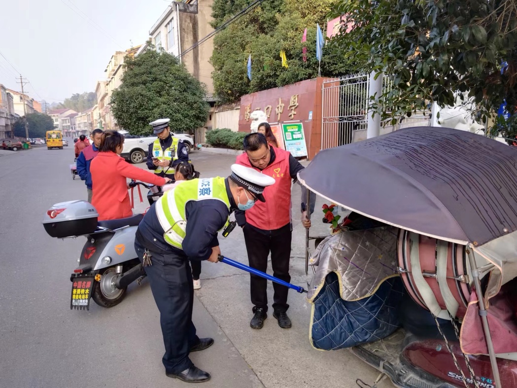 花岩溪镇：开展交通安全综合整治