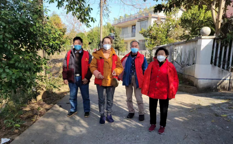 花岩溪镇：开展“敲锣行动”整治人居环境