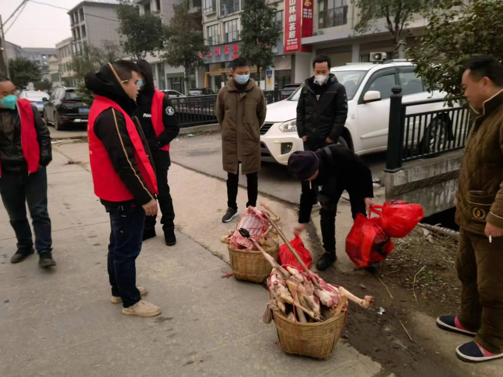 花岩溪镇：开展“马路市场”整治行动