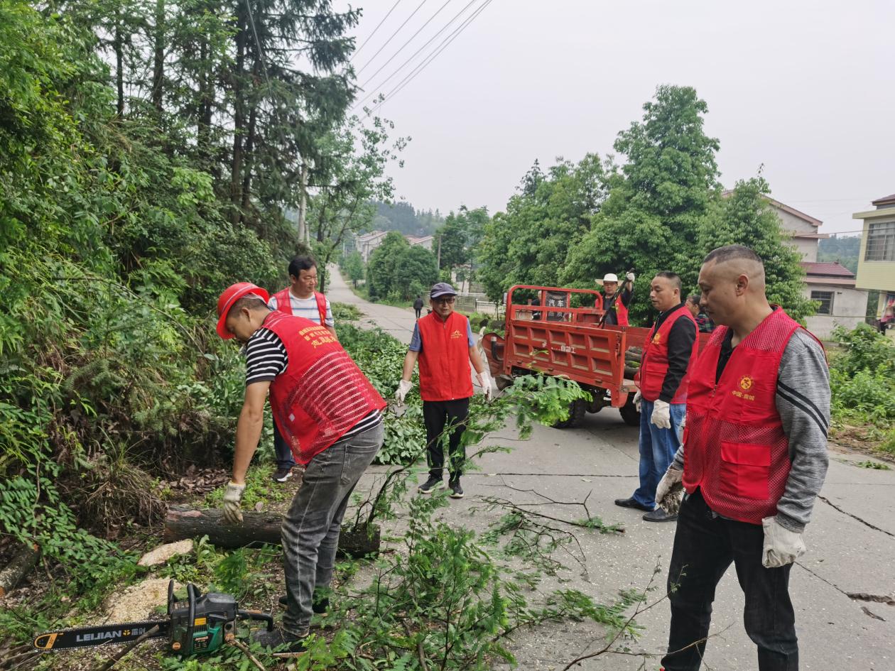 花岩溪镇：砍青除障助力公路建设